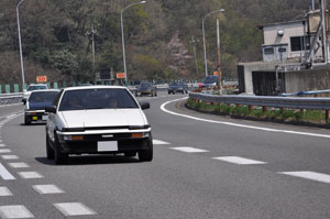 AE86�g���m�E���r���i�ւ����t�߂𑖍s���j